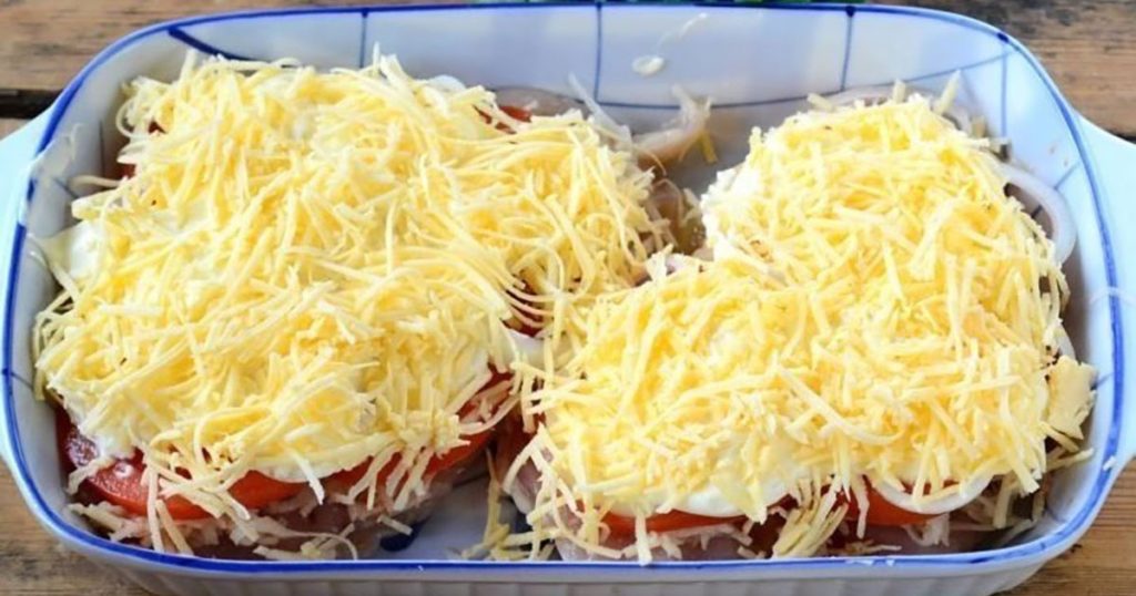 zapečená kuřecí prsa se strouhaným sýrem a rajčaty – velmi chutný oběd