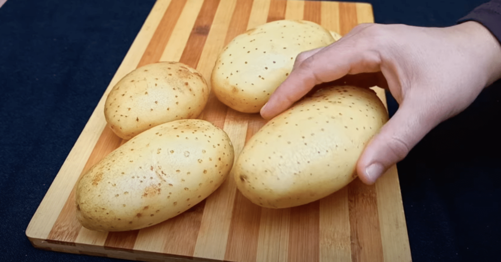 zapečené brambory s mletým masem a sýrem – rychlý recept pro celou rodinu
