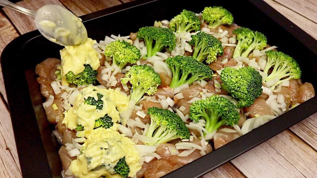 vynikající oběd z plechu – zapečené kuřecí prsa s brokolicí a sýrem