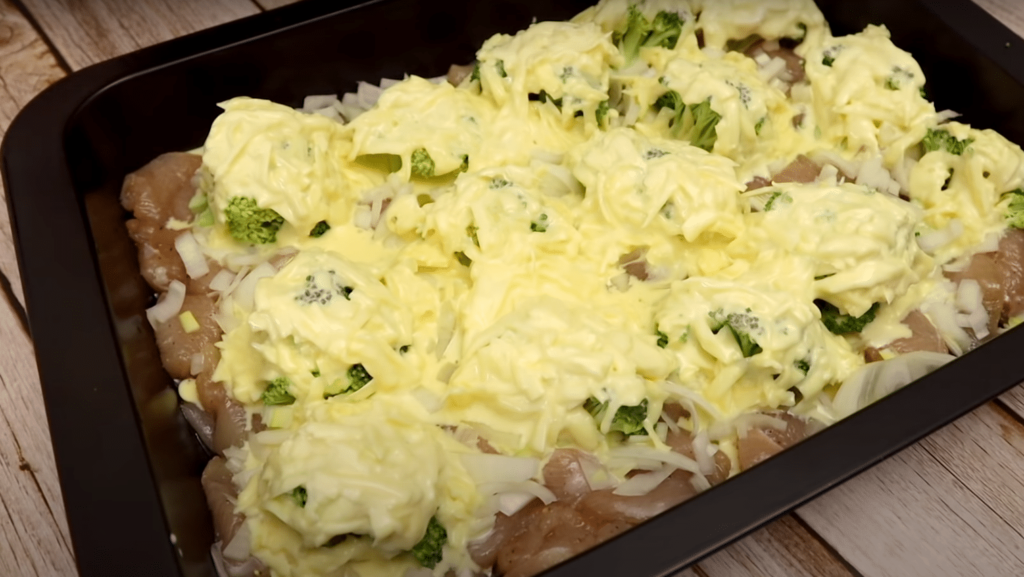 vynikající oběd z plechu – zapečené kuřecí prsa s brokolicí a sýrem