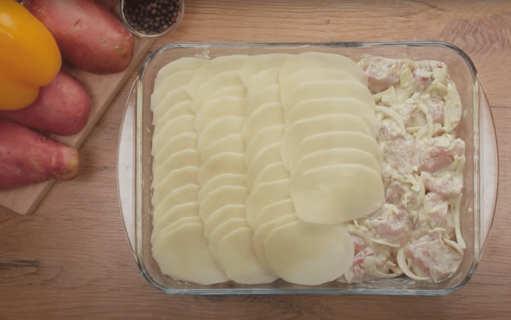 zapečené maso s brambory – perfektní oběd z jedné mísy