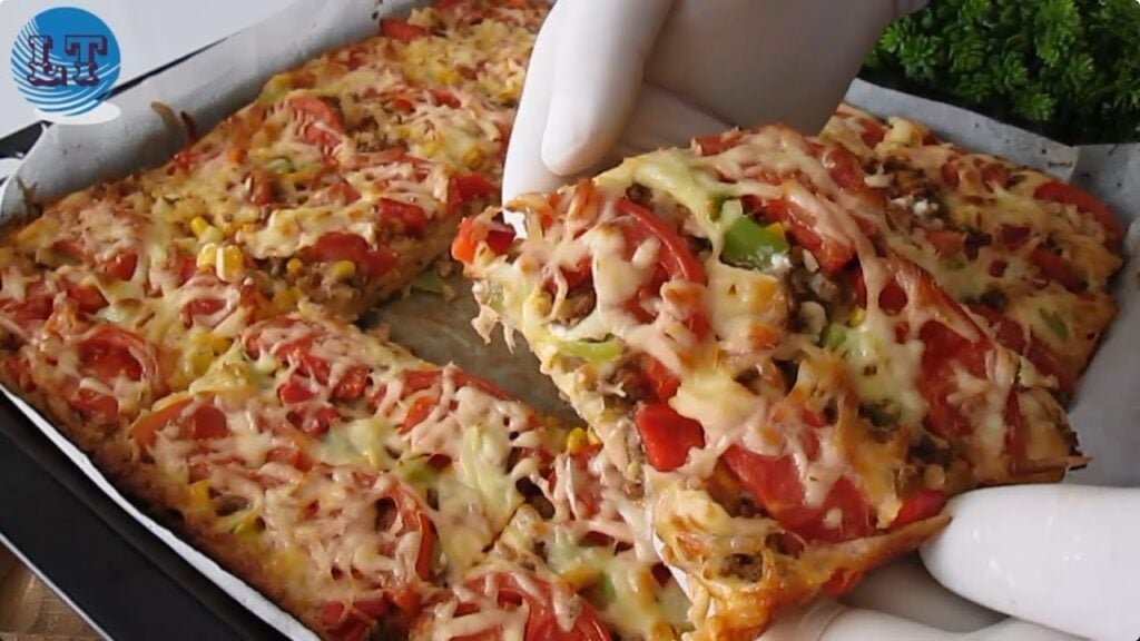 domácí pizza pro líné – těsto stačí nalít na plech a obložit