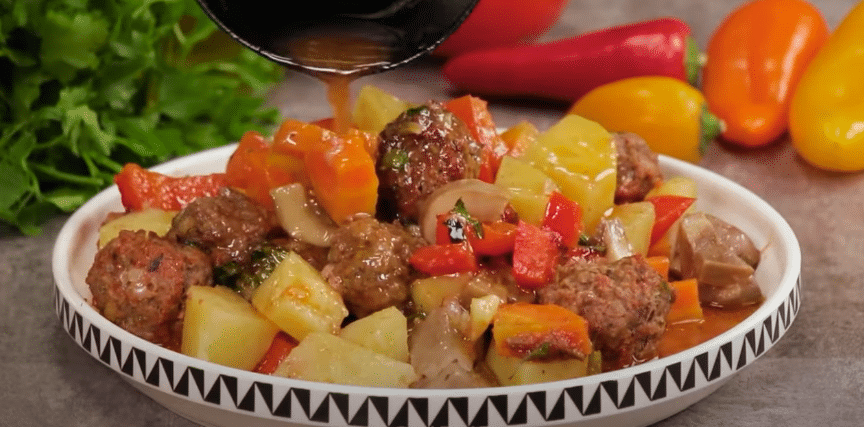 Vynikající recept z jedné mísy - Masové koule s bramborami a zeleninou