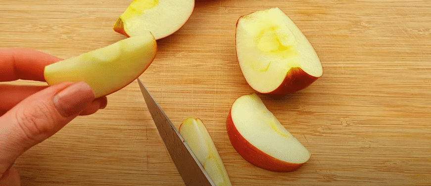 rychlý jablečný koláč připravený na pánvi – všichni si pochutnají