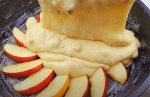 rychlý jablečný koláč připravený na pánvi – všichni si pochutnají