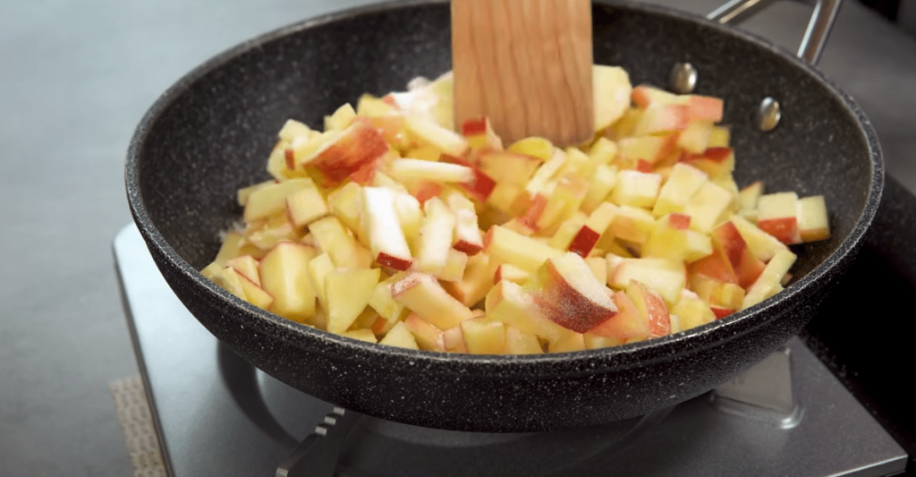 koláč s jablky a jogurtem – připravte si tento perfektní recept