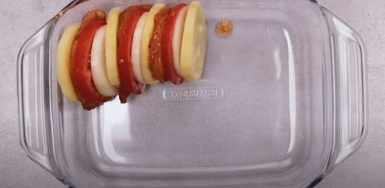 zapečená kuřecí prsa s bramborami a rajčaty – geniální oběd z jedné mísy