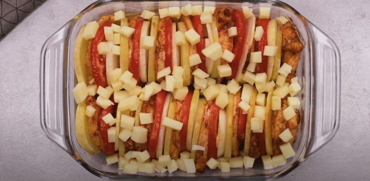 Zapečená kuřecí prsa s bramborami a rajčaty