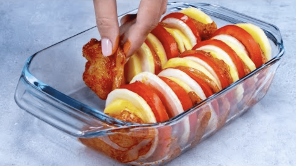 Zapečená kuřecí prsa s bramborami a rajčaty