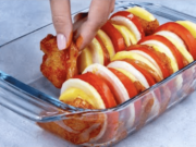 zapečená kuřecí prsa s bramborami a rajčaty – geniální oběd z jedné mísy