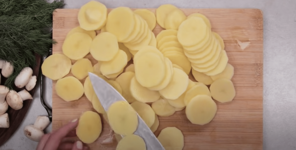 zapečené mleté maso s bramborami – večeře pro celou rodinu v jedné míse