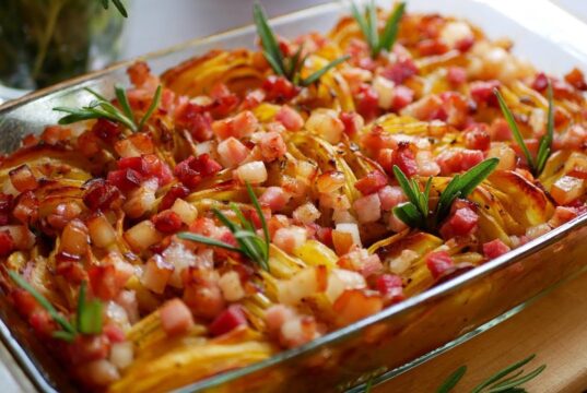 Brambory na plech hotové za 30 minut: Snadný recept, který strčí do kapsy každou přílohu Pečené brambory se slaninou – rychlá večeře z trouby, která chutná i druhý den