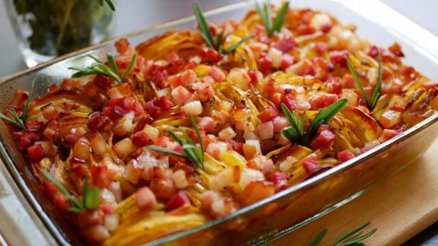 Pečené brambory se slaninou – rychlá večeře z trouby, která chutná i druhý den