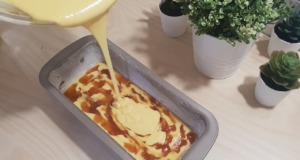 Rozlitý koláč s marmeládou, který Vás překvapí svou jednoduchou přípravou Recept na rozlitý koláč po naplnění marmeládou