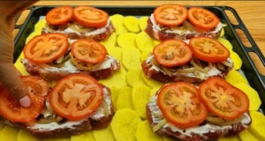 Zapečené plátky masa s bramborem z jednoho plechu: Rychlý a geniální recept z trouby skvělý recept na zapečené maso s bramborami v troubě – geniální oběd
