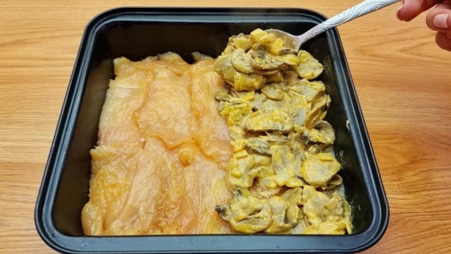 kuřecí kousky, brambory a žampiónová omáčka – rychlý a chutný recept z jednoho plechu kuřecí kousky, brambory a žampiónová omáčka – rychlý a chutný recept z jednoho plechu