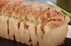 zapomeňte na kupovaný chléb a raději vyzkoušejte tento domácí se sýrem a jarní cibulkou!