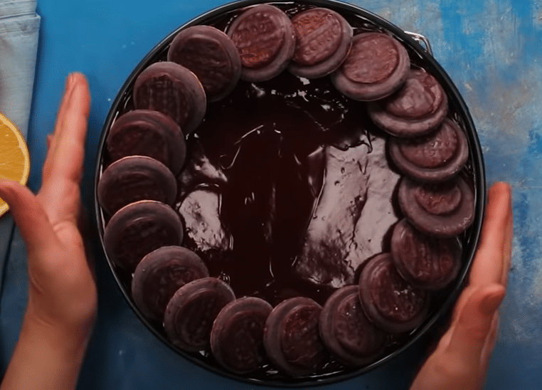 fantastický nepečený smetanový dort s džemem, sušenkami a čokoládou