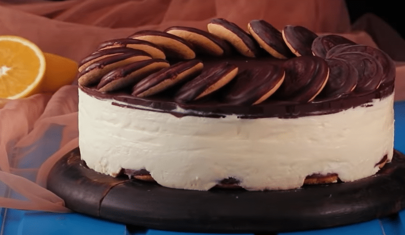 fantastický nepečený smetanový dort s džemem, sušenkami a čokoládou