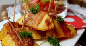 Brambory ve slanině pečené v troubě: Rychlá a chutná příloha, která nadchne Brambory ve slanině pečené v troubě: Rychlá a chutná příloha, která nadchne