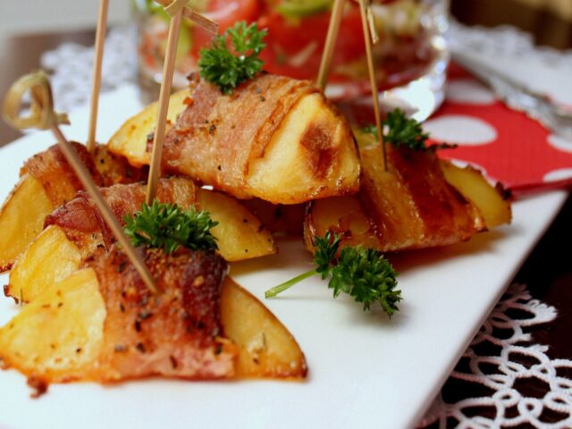 Brambory ve slanině pečené v troubě: Rychlá a chutná příloha, která nadchne