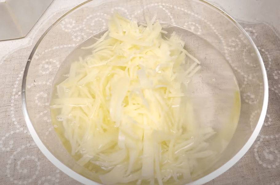 recept na vynikající bramborové placičky s vejcem: během 15 minut máte hotovo!