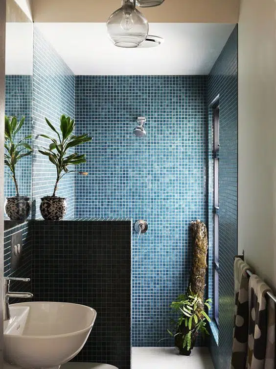 Líbí se vám mozaiky v moderních koupelnách? Odborník radí, na co si dát pozor při pokládce