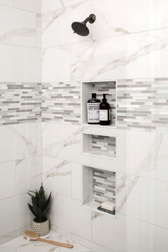 Líbí se vám mozaiky v moderních koupelnách? Odborník radí, na co si dát pozor při pokládce