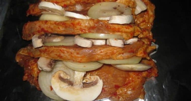 pečená bravčová roláda plnená slaninou a hubami s paradajkovou šťavou!