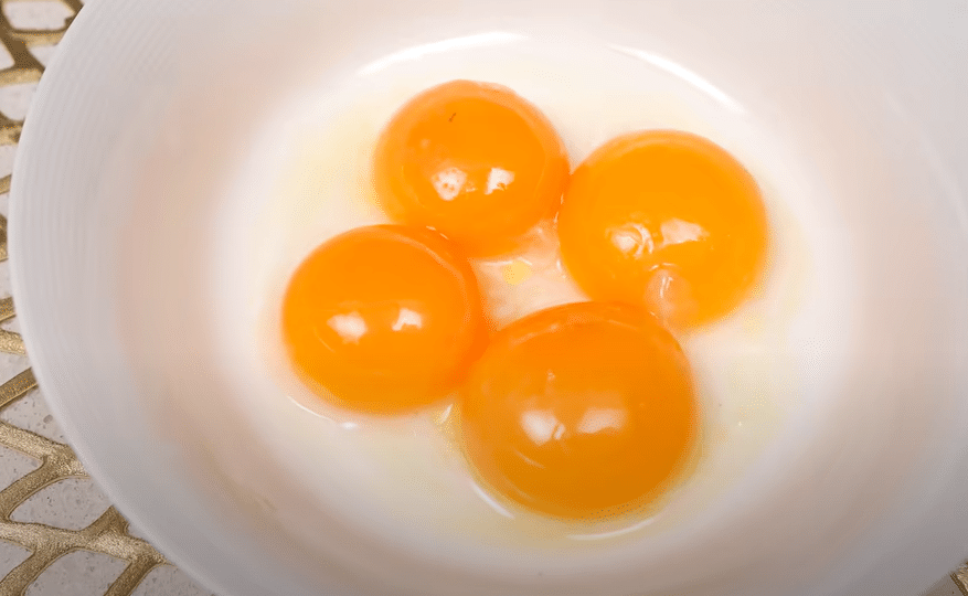 recept na vynikající bramborové placičky s vejcem: během 15 minut máte hotovo!