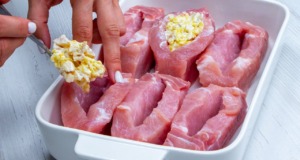 Zapečené vepřové kotlety s vynikající náplní: Tenhle recept musíte vyzkoušet Zapečené vepřové kotlety plněné sýrem a žampiony – víkendový oběd, který zmizí ze stolu