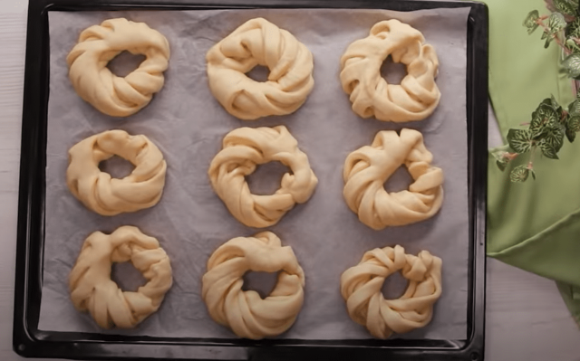 lahodné a velice jednoduše připravené slané věnečky z kynutého těsta!
