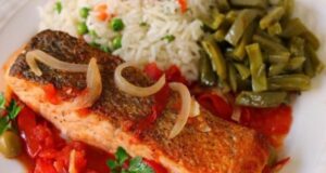 Šťavnatý losos v rajčatové omáčce s rýží Šťavnatý losos v rajčatové omáčce s rýží