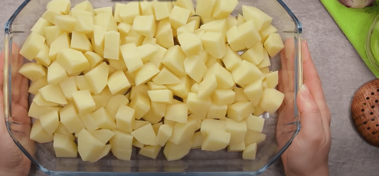 O rețetă pentru toți iubitorii de cartofi – simplă, rapidă și foarte gustoasă Cartofi copți cu ciuperci, bacon și brânză: un prânz rapid cu un singur fel de mâncare