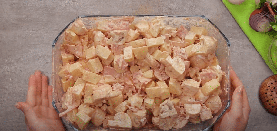 Cartofi copți cu sos Cartofi copți cu ciuperci, bacon și brânză: un prânz rapid cu un singur fel de mâncare