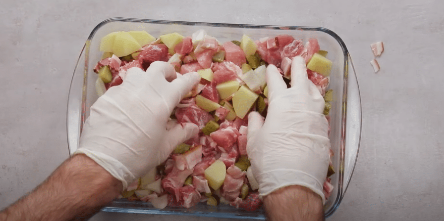 zapečené vepřové maso, brambory a jogurt – výborný recept z jedné mísy