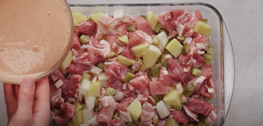 zapečené vepřové maso, brambory a jogurt – výborný recept z jedné mísy