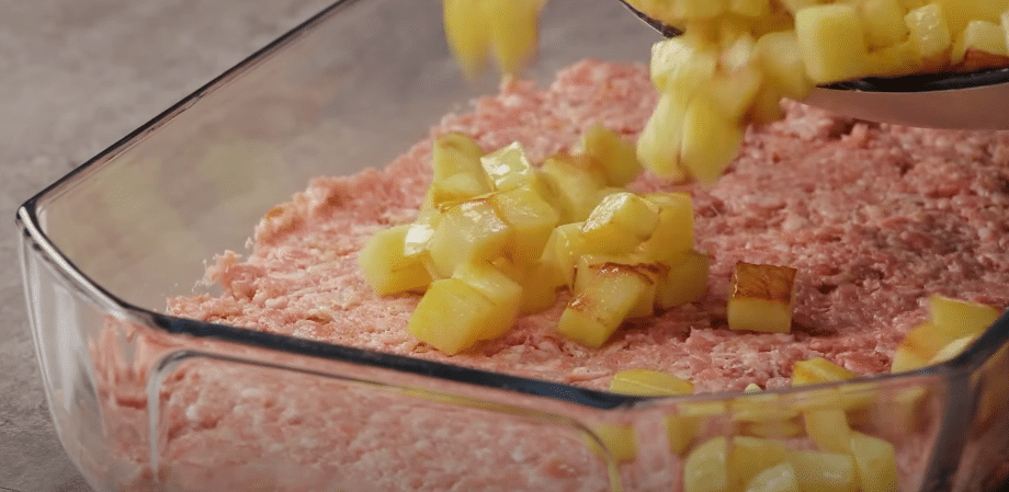 Zapečené mleté maso s bramborami z jedné zapékací mísy