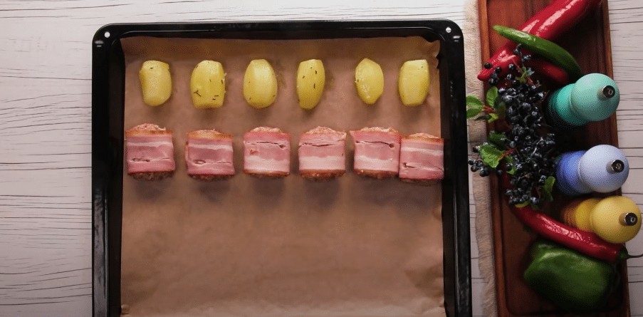 Masové koule ve slanině s bramborami na jednom pekáči