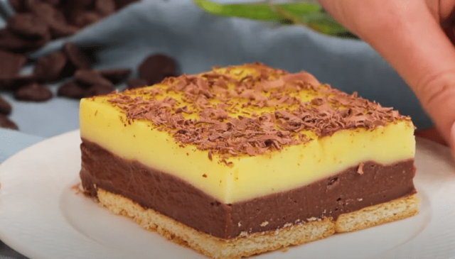 připravte si nejrychlejší nepečený dezert, který obsahuje hodně pudinku a sušenky