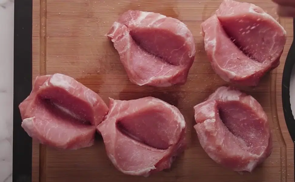 stačí nakrájet, naplnit a vložit do trouby – rychlý recept