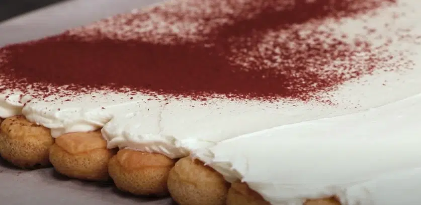 tato tiramisu roláda dokonale doplní šálek kávy – žádné vejce ani pečení