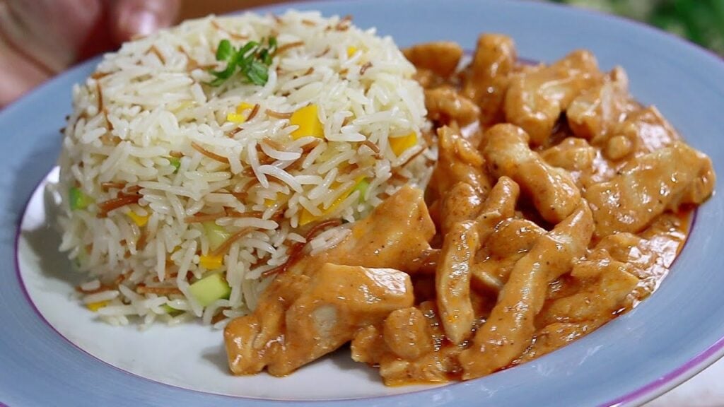 připravte si vynikající čínu – kuřecí kousky ve smetanové omáčce s rýží si zamilujete