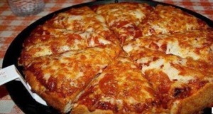 Lahodná a křupavá pizza na pánvi se strouhaným sýrem: rychlá a snadná večeře!
