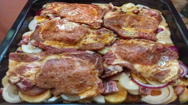 Vepřové pečené obalené v zelí na jednom plechu