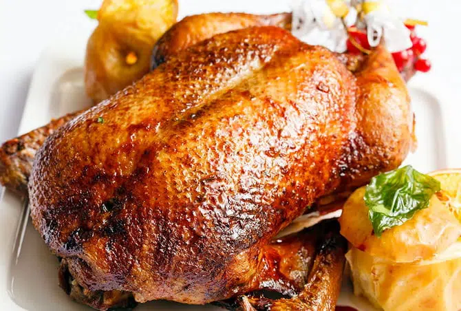 Netradiční křupavá kachna na medu s nádivkou Netradiční křupavá kachna na medu s nádivkou