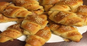 Domácí křupavé croissanty plněné sýrem a cibulí – hotové za 20 minut