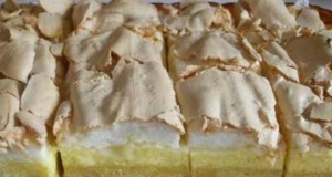 Domácí tvarohový koláč se zakysanou smetanou a báječnou jemnou chutí! Hotovo za 30 minut!