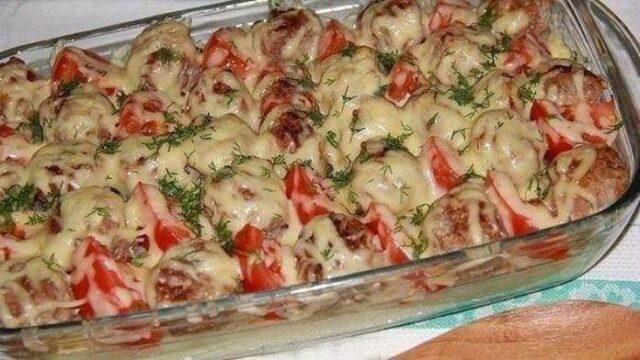 Masové kuličky s brambory a zeleninou na jednom plechu