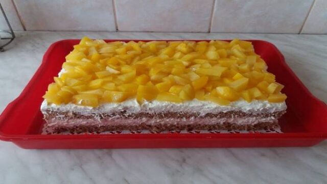 Recept na broskvový koláč s jogurtovým krémem Recept na broskvový koláč s jogurtovým krémem